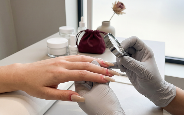 Allergie aux Faux Ongles : Symptômes, Causes et Prévention