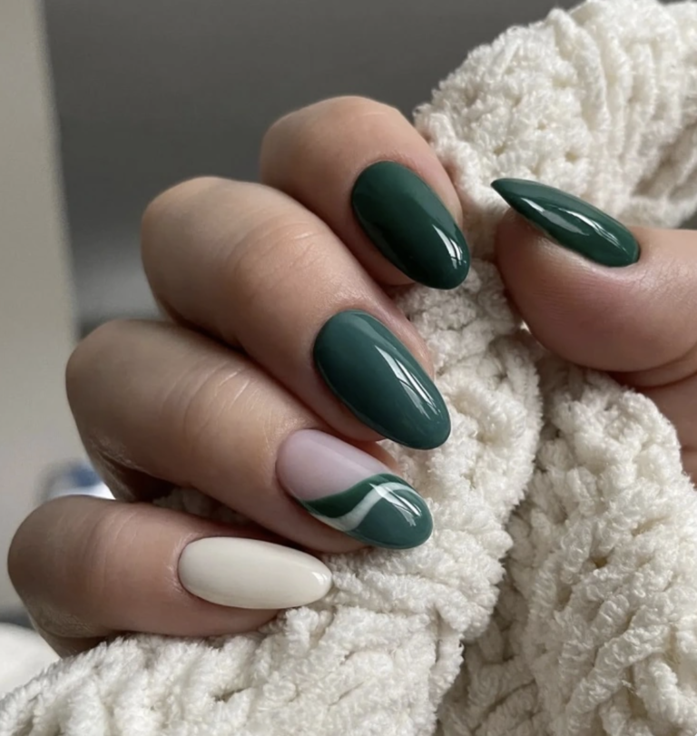 Tendance couleur ongles hiver 2022 : quel design envoûtant est fait pour vous ?